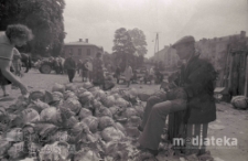Mężczyzna sprzedający kapustę na Placu Świętego Wojciecha, Kielce, druga połowa lat 70. XX w., fot. ze zbiorów Andrzej Trzcińskiego