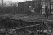 Dzieci idące drogą , Białystok, druga połowa lat 70. XX w., fot. ze zbiorów Andrzej Trzcińskiego