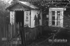 Plakat reklamowy na ganku domu drewnianego, Białystok, druga połowa lat 70. XX w., fot. ze zbiorów Andrzej Trzcińskiego