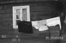 Pranie rozwieszone na sznurku, Białystok, druga połowa lat 70. XX w., fot. ze zbiorów Andrzej Trzcińskiego