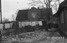 Pranie rozwieszone na podwórzu przed domem, Białystok, druga połowa lat 70. XX w., fot. ze zbiorów Andrzej Trzcińskiego