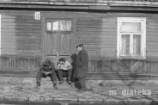 Portret mężczyzn siedzących na schodach wejścia do domu drewnianego, Białystok, druga połowa lat 70. XX w., fot. ze zbiorów Andrzej Trzcińskiego