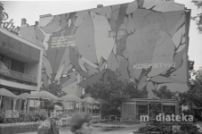Fasada budynku z malowidłem ściennym, ul. Wspólna 25, druga połowa lat 70. XX w., fot. ze zbiorów Andrzej Trzcińskiego
