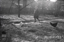 Portret kobiety z kurami, Białystok, druga połowa lat 70. XX w., fot. ze zbiorów Andrzej Trzcińskiego