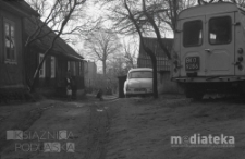 Kobieta z dziećmi na ganku, Białystok, druga połowa lat 70. XX w., fot. ze zbiorów Andrzej Trzcińskiego