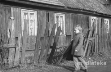 Portret dzieka stojącego przy drewnianym płocie, Białystok, druga połowa lat 70. XX w., fot. ze zbiorów Andrzej Trzcińskiego