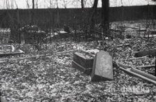 Lapidarium cmentarza ewangelicko- augsburskiego, ul. Generała Stanisława Sosabowskiego, Białystok, druga połowa lat 70. XX w., fot. ze zbiorów Andrzej Trzcińskiego