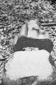 Pomik pokryty śniegiem, Lapidarium cmentarza ewangelicko- augsburskiego, ul. Generała Stanisława Sosabowskiego, Białystok, druga połowa lat 70. XX w., fot. ze zbiorów Andrzej Trzcińskiego