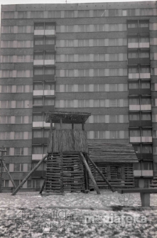 Plac zabaw z drewna na tle wieżowca, oklice ul. Edwarda Próchniaka (obecnie ul. Legionowa), Białystok, druga połowa lat 70. XX w., fot. ze zbiorów Andrzej Trzcińskiego