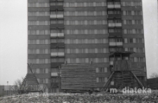 Plac zabaw z drewna na tle wieżowca, oklice ul. Edwarda Pr&oacute;chniaka (obecnie ul. Legionowa), Białystok, druga połowa lat 70. XX w., fot. ze zbior&oacute;w Andrzej Trzcińskiego