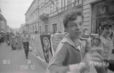 Młodzież idzie po ulicy z transparentem, druga połowa lat 70. XX w., fot. ze zbiorów Andrzej Trzcińskiego