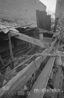 Rozwalający się budynek gospodarczy, okolice ul. Mazowieckiej, Białystok, druga połowa lat 70. XX w., fot. ze zbiorów Andrzej Trzcińskiego