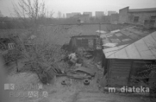 Drewniany i murowany budynek z widoczym podwórzem, okolice ul. Mazowieckiej, Białystok, druga połowa lat 70. XX w., fot. ze zbiorów Andrzej Trzcińskiego