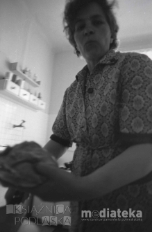 Portret kobiety wyrabiającej ciasto, okolice ul. Młynowej, Białystok, druga połowa lat 70. XX w., fot. ze zbiorów Andrzej Trzcińskiego