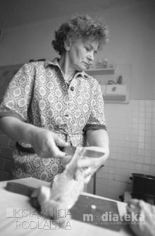 Portret kobiety wyrabiającej ciasto, okolice ul. Młynowej, Białystok, druga połowa lat 70. XX w., fot. ze zbiorów Andrzej Trzcińskiego