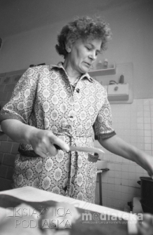 Portret kobiety w kuchni, okolice ul. Młynowej, Białystok, druga połowa lat 70. XX w., fot. ze zbiorów Andrzej Trzcińskiego
