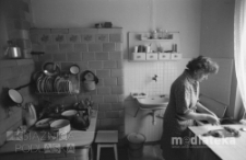 Portret kobiety w kuchni, okolice ul. Młynowej, Białystok, druga połowa lat 70. XX w., fot. ze zbiorów Andrzej Trzcińskiego