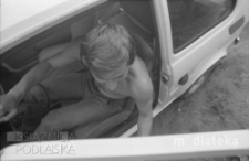 Mężczyzna wsiadający do samochodu, okolice ul. Młynowej, Białystok, druga połowa lat 70. XX w., fot. ze zbiorów Andrzej Trzcińskiego