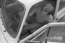 Mężczyzna wsiadający do samochodu, okolice ul. Młynowej, Białystok, druga połowa lat 70. XX w., fot. ze zbiorów Andrzej Trzcińskiego
