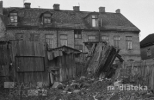 Rozwalający się płot na tle kamienicy murowanej, okolice ul. Młynowej, Białystok, druga połowa lat 70. XX w., fot. ze zbiorów Andrzej Trzcińskiego