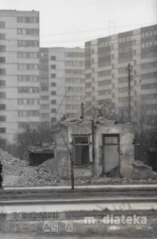 Pozostałości kamienicy murowanej na tle wieżowców, okolice ul. Feliksa Dzierżyńskiego (obecnie ul. Legionowa), Białystok, druga połowa lat 70. XX w., fot. ze zbiorów Andrzej Trzcińskiego