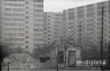 Pozostałości kamienicy murowanej na tle wieżowców, okolice ul. Feliksa Dzierżyńskiego (obecnie ul. Legionowa), Białystok, druga połowa lat 70. XX w., fot. ze zbiorów Andrzej Trzcińskiego