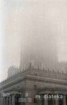 Pałac Kultury i Nauki we mgle, plac Defilad 1, Warszawa, druga połowa lat 70. XX w., fot. ze zbiorów Andrzej Trzcińskiego