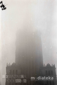 Pałac Kultury i Nauki we mgle, plac Defilad 1, Warszawa, druga połowa lat 70. XX w., fot. ze zbiorów Andrzej Trzcińskiego