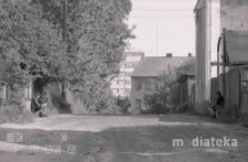 Droga osiedlowa z widoczną zabudową drewnianą i murowaną, okolice ul. Czarna, Białystok, druga połowa lat 70. XX w., fot. ze zbiorów Andrzej Trzcińskiego