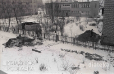 Wykopy ziemne przed budynkiem przychodni lekarskiej, ul. Zwierzyniecka 9, Białystok, druga połowa lat 70. XX w., fot. ze zbiorów Andrzej Trzcińskiego