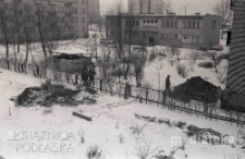 Wykopy ziemne przed budynkiem przychodni lekarskiej, ul. Zwierzyniecka, Białystok, druga połowa lat 70. XX w., fot. ze zbiorów Andrzej Trzcińskiego