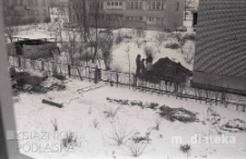 Wykopy ziemne przed budynkiem przychodni lekarskiej, ul. Zwierzyniecka, Białystok, druga połowa lat 70. XX w., fot. ze zbiorów Andrzej Trzcińskiego