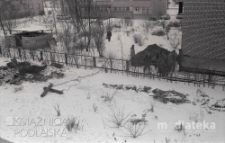 Wykopy ziemne przed budynkiem przychodni lekarskiej, ul. Zwierzyniecka, Białystok, druga połowa lat 70. XX w., fot. ze zbiorów Andrzej Trzcińskiego