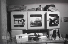 Witryna kuchenna ze zdjęciami, Białystok, 1980 r., fot. ze zbiorów Andrzej Trzcińskiego