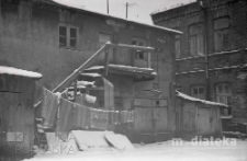 Kamienica i budynek murowany zimową porą, Białystok, druga połowa lat 70. XX w., fot. ze zbiorów Andrzej Trzcińskiego