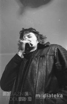 Portret mężczyzny z papierosem, Białystok, druga połowa lat 70. XX w., fot. ze zbiorów Andrzej Trzcińskiego