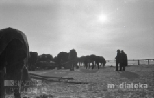 Ludzie i konie zimową porą, druga połowa lat 70. XX w., fot. ze zbiorów Andrzej Trzcińskiego