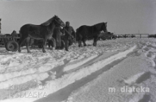 Zimowy portret mężczyzny z koniem, druga połowa lat 70. XX w., fot. ze zbiorów Andrzej Trzcińskiego