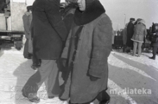 Ludzie na targu zimowym, druga połowa lat 70. XX w., fot. ze zbiorów Andrzej Trzcińskiego