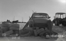 Samochód, traktor, sito oraz narty na targu zimowym, druga połowa lat 70. XX w., fot. ze zbiorów Andrzej Trzcińskiego