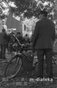 Tłum podczas koncertu, Bielsk Podlaski, druga połowa lat 70. XX w., fot. ze zbiorów Andrzeja Trzcińskiego