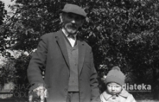 Dziecko z dziadkiem w ogrodzie, Bielsk Podlaski, druga połowa lat 70. XX w., fot. ze zbiorów Andrzeja Trzcińskiego
