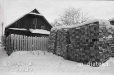Stos pustaków obok drewnianego domu, ul. Proletariacka, Białystok, druga połowa lat 70. XX w., fot. ze zbiorów Andrzeja Trzcińskiego