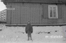 Dziecko przed drewnianym domem, ul. Proletariacka, Białystok, druga połowa lat 70. XX w., fot. ze zbiorów Andrzeja Trzcińskiego
