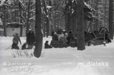 Dzieci na saniach podczas kuligu, druga połowa lat 70. XX w., fot. ze zbiorów Andrzeja Trzcińskiego