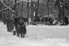 Dzieci na saniach podczas kuligu, druga połowa lat 70. XX w., fot. ze zbiorów Andrzeja Trzcińskiego