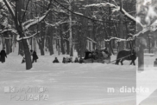Dzieci na saniach podczas kuligu, druga połowa lat 70. XX w., fot. ze zbiorów Andrzeja Trzcińskiego