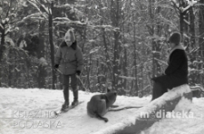 Dziecko na nartach podczas kuligu, druga połowa lat 70. XX w., fot. ze zbiorów Andrzeja Trzcińskiego