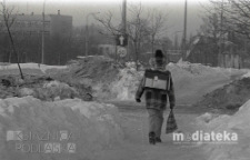 Dziecko w drodze do szkoły zimą, Białystok, druga połowa lat 70. XX w., fot. ze zbiorów Andrzeja Trzcińskiego