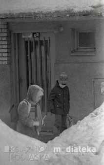 Dzieci w drodze do szkoły zimą, Białystok, druga połowa lat 70. XX w., fot. ze zbior&oacute;w Andrzeja Trzcińskiego